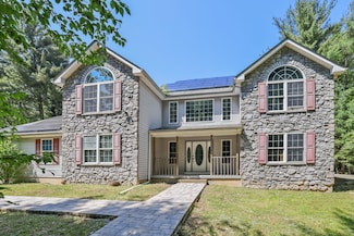 2299 Long Acre Dr, Effort, PA 18330