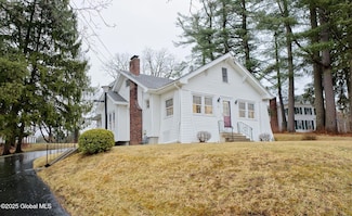 34 Bridge St, Slingerlands, NY 12159