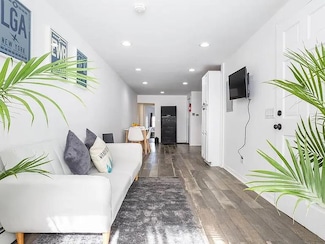 212 19th St, Union City, NJ 07087