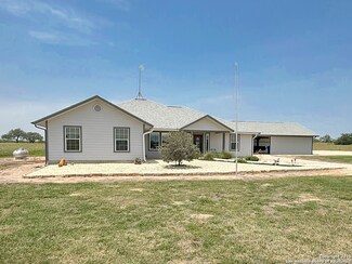 1185 County Road 7718, Devine, TX 78016