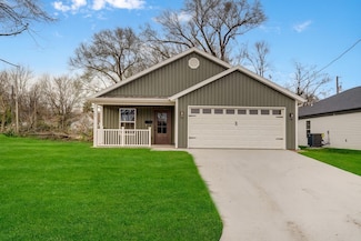 15 E Cofield St, Aurora, MO 65605