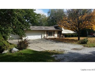254 Melody Ln, Virden, IL 62690