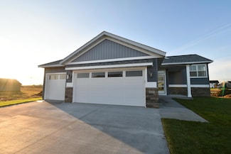 2215 Elk Run Dr SE, Pine Island, MN 55963