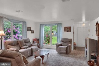 15 Banyan St, Selinsgrove, PA 17870
