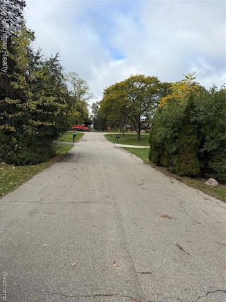 1295 Fieldway Ct, Bloomfield Hills, MI 48302