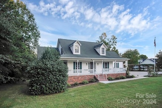 210 Harbor Point Dr, Cherryville, NC 28021