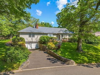 1 Talbot Dr, Great Neck, NY 11020