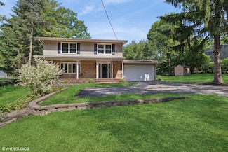 160 Forest View Dr, Lake Bluff, IL 60044