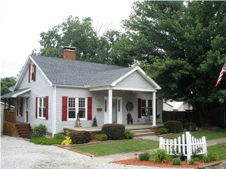 227 Vine St, Oakland City, IN 47660