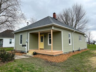 1144 E MacOupin St, Staunton, IL 62088