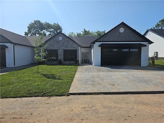 808 S 10th St, Youngwood, PA 15697