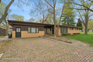 28W463 Main St, Warrenville, IL 60555