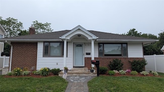 476 Whittier Ave, Levittown, NY 11756