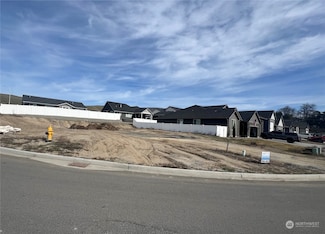 861 N Newport Loop, East Wenatchee, WA 98802