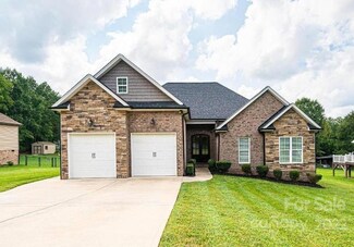 5885 Pinewinds Dr, Hickory, NC 28602