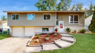 879 Yorkshire Ln, Crystal Lake, IL 60014
