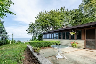 5212 Pier Rd, Coloma, MI 49038