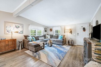 21 Timbers Edge Ln, Fairview, NC 28730