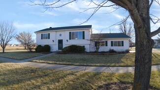 810 Apple Valley Rd, Harvard, IL 60033