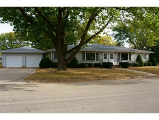 409 Pinehaven Dr, Monticello, IA 52310