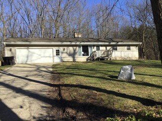 677 2nd St, Plainwell, MI 49080