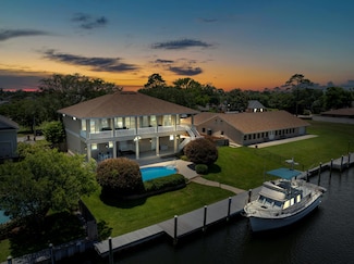 946 Gondolier Blvd, Gulf Breeze, FL 32563