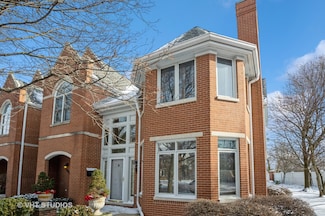 5901 N Sauganash Ln, Chicago, IL 60646