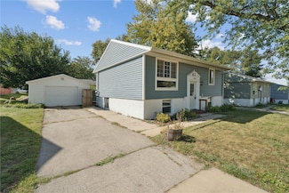 3226 Bramble Rd SW, Cedar Rapids, IA 52404
