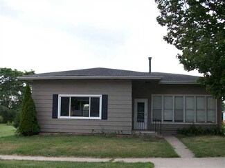 400 Polk St SE, Cascade, IA 52033