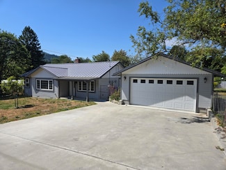 179 School Rd, Myers Flat, CA 95554