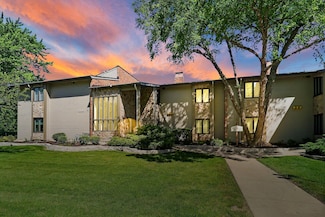 31 Abbey Villa Cir, Fontana, WI 53125