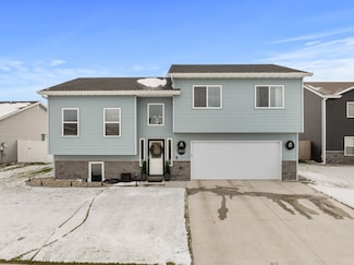 1433 35th Ave NW, Minot, ND 58703