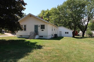 1001 N 8th St, Chariton, IA 50049