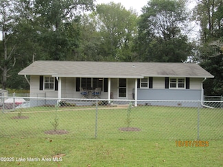 1797 Pineview Dr, Alexander City, AL 35010