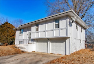 1613 SE Oak St, Oak Grove, MO 64075