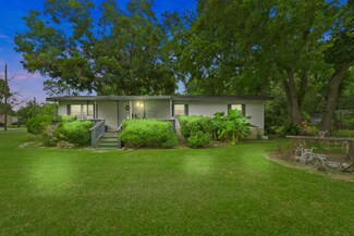 106 N 3rd St, Highlands, TX 77562