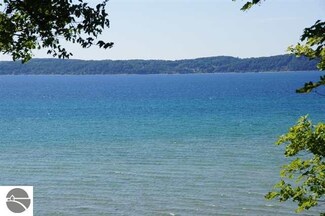 8693 Woodridge Dr Unit 11, Williamsburg, MI 49690
