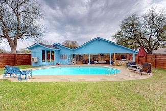 3213 Spring Valley Dr, Bedford, TX 76021
