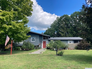11 Kinderknoll Dr, Kinderhook, NY 12106