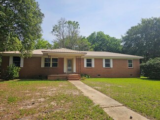 100 Carr Cir, Headland, AL 36345