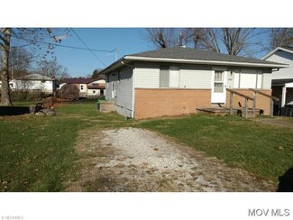 718 3rd St, Belpre, OH 45714