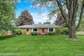 241 E Gunn Rd, Rochester, MI 48306