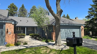 2112 W Quincy Ct, Thiensville, WI 53092
