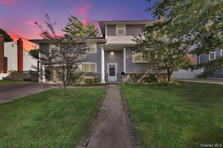 108 Block Blvd, Massapequa Park, NY 11762