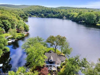15 W Shore Rd, Bloomingdale, NJ 07403
