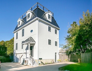 7 Sharon Ct, Newport, RI 02840