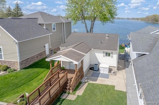 2414 Cranewood Dr, Fenton, MI 48430