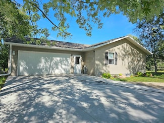 E928 S River Rd, Iola, WI 54945