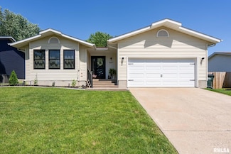 6627 Cresthill Dr, Davenport, IA 52806