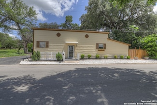332 W Klein St, Seguin, TX 78155